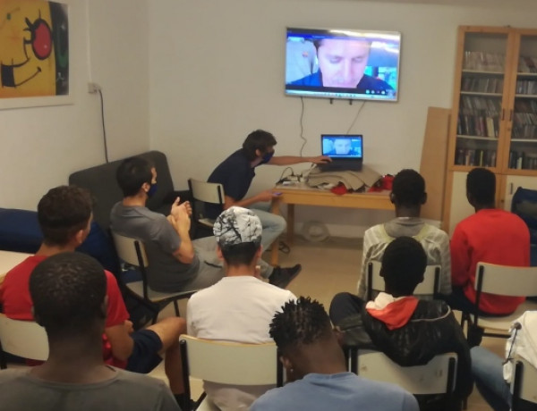 Edmilson, exjugador del F.C. Barcelona, comparte una charla telemática con los jóvenes del SPAAI ‘Can Santoi’ de Molins de Rei (Barcelona)