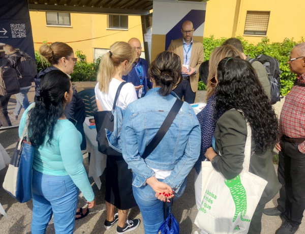 Las personas participantes de Impulso visitan uno de los stands