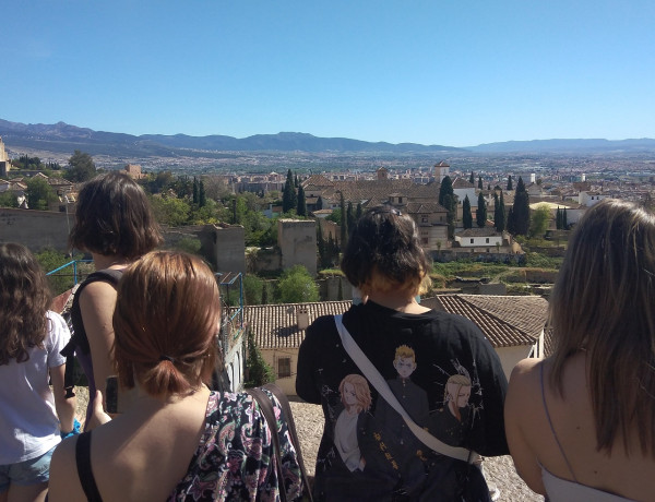 Varias jóvenes, durante la visita turística a la ciudad de Granada