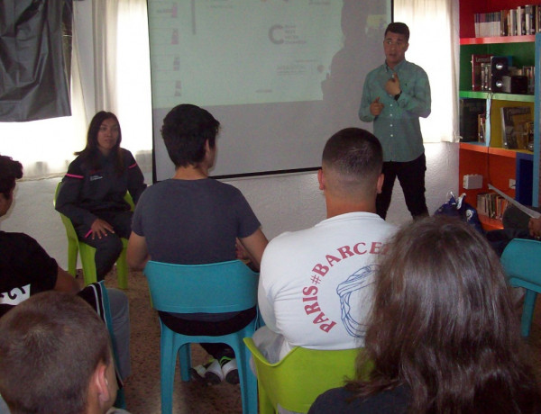 Los menores del centro ‘Pi i Margall’ reciben la visita de un miembro de la Fundación Cent Anys y de la deportista paralímpica Mónica Merenciano. Fundación Diagrama. Comunidad Valenciana 2018.