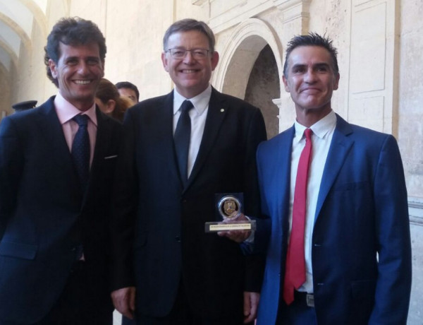 Pablo Mezquita, director territorial de Diagrama en la Comunidad Valenciana, Ximo Puig, presidente de la Generalitat Valenciana, y Alberto López, coordinador de centros y programas en Castellón. Entrega Distinción Honorífica de la Generalitat al Mérito Policial 2017.  