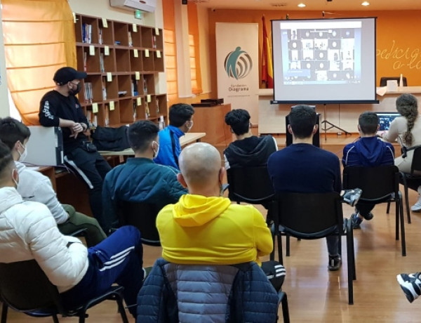 Entrenador y jugadores del Jaén Paraíso Interior Fútbol Sala comparten un encuentro virtual con jóvenes atendidos por Fundación Diagrama