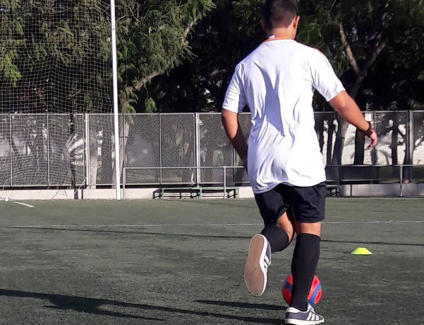 Los menores del centro ‘Campanar’ de Valencia participan en una sesión de entrenamiento impartida por profesionales de la Fundació Valencia C.F. Fundación Diagrama. Comunidad Valenciana 2018.