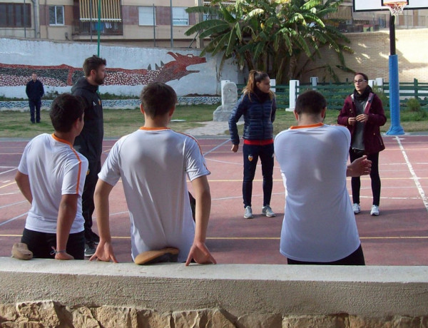 Los menores del centro ‘Pi i Margall’ de Burjassot participan en un entrenamiento con profesionales del equipo femenino del Valencia C.F.. Fundación Diagrama. Comunidad Valenciana 2018.