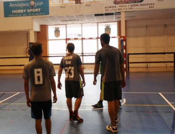 Un grupo de jóvenes del centro de reeducación ‘La Villa’ realiza entrenamientos con los profesionales del Club Baloncesto Sax