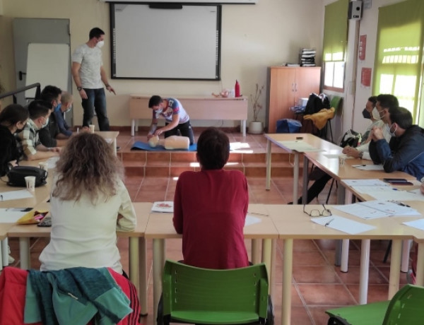 El equipo del centro ‘La Cañada’ de Fernán Caballero (Ciudad Real) realiza un curso formativo de reanimación cardiopulmonar