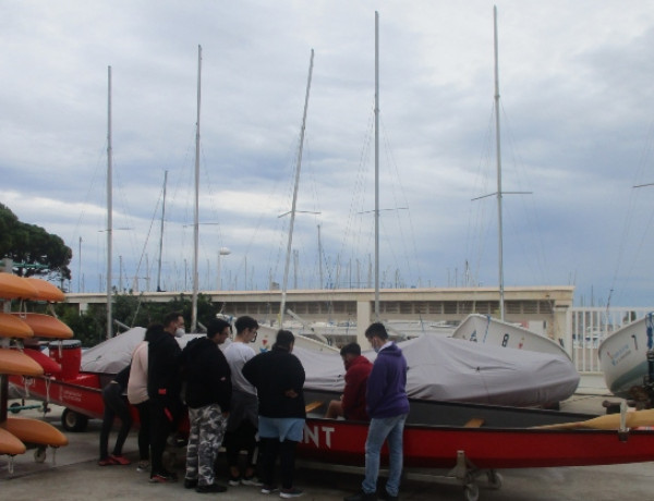 La Escola de la Mar de Burriana recibe la visita de un grupo de personas jóvenes de la residencia ‘Anassim’ de Llanera de Ranes (Valencia).