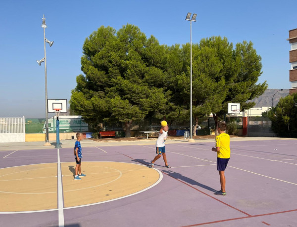  Tres jóvenes del hogar ‘Oriola’ de Alicante participan en una experiencia educativa y social en la escuela de verano del CEIP Miguel Hernández