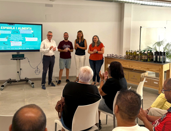Acto de entrega de productos al Ayuntamiento de Amposta