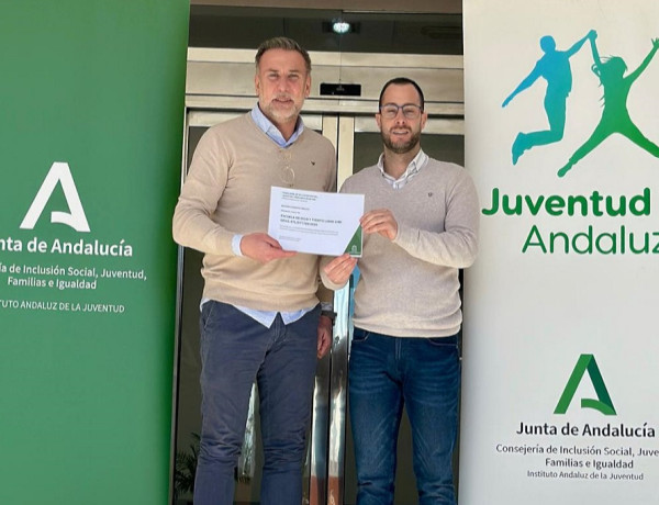 El director del centro Genil, Santiago Expósito, y el responsable del Instituto Andaluz de la Juventud en Granada, José Luis de la Torre