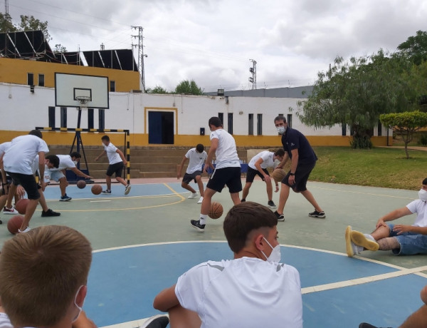 El ex jugador de baloncesto Berni Rodríguez visita el centro ‘La Jara’ de Alcalá de Guadaíra (Sevilla) en una actividad del programa ‘Mentor 10'. Fundación Diagrama. Andalucía 2022.