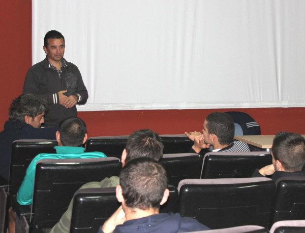 El exárbitro de fútbol Rafael Ramírez Domínguez imparte una charla formativa a los menores del Centro ‘Medina Azahara’ de Córdoba