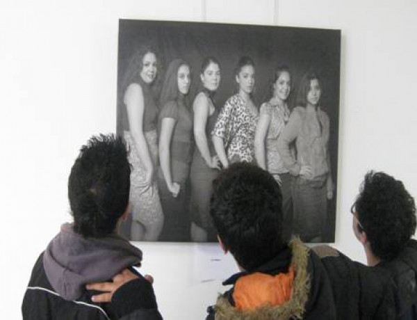 Menores del ‘Aula Socioeducativa de Atención a la Diversidad’ de Cantabria visitan una exposición fotográfica sobre la cultura gitana