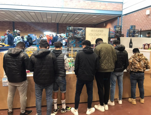 La exposición Expoclick recibe la visita de los jóvenes atendidos en el Servicio de Primera Acogida 'Montsià' de Amposta (Tarragona)