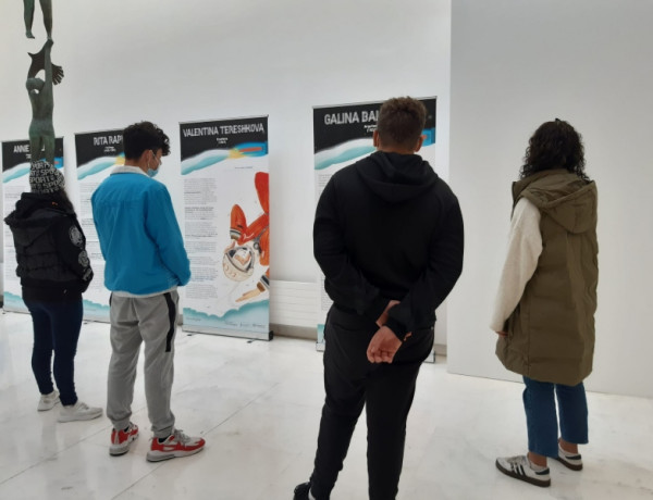 La exposición ‘Las mujeres que nos llevaron a la luna’ recibe la visita de las personas atendidas en el centro ‘Montealegre’