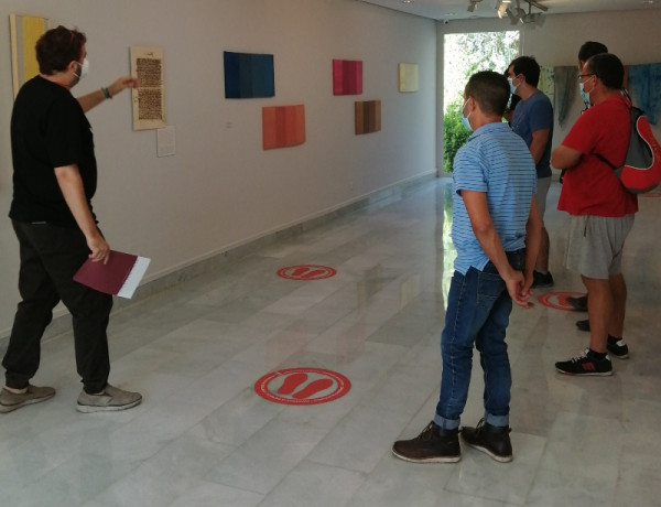 La exposición ‘Manqud. La seda al hilo de las Tres Culturas’ recibe la visita de las personas atendidas en el centro ‘Heliotropos’ de Murcia
