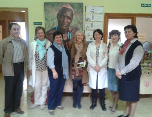 El equipo del Programa de Mediación Intercultural de Cantabria imparte talleres sobre otras culturas a los alumnos de un colegio de Santoña