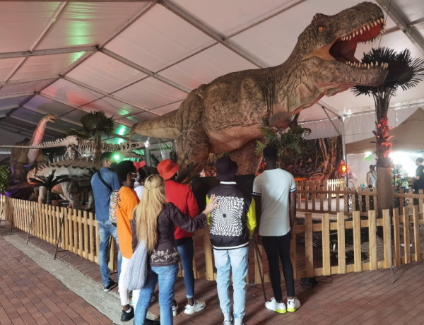La exposición ‘Mundo Dinosaurios’ recibe la visita de los menores atendidos en el centro ‘Cardones’ de Las Palmas de Gran Canaria