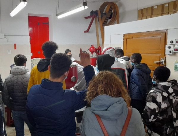 La fábrica de chocolate CREO recibe la visita de los jóvenes atendidos en el Servicio de Primera Acogida 'Montsià' de Amposta (Tarragona). Fundación Diagrama. Cataluña 2022.
