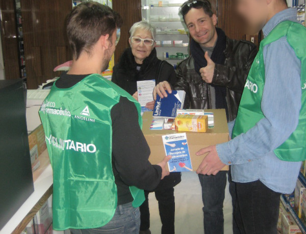 Menores del centro 'San Miguel' de Granada. Voluntarios en una jornada de recogida de medicamentos. Fundación Diagrama.  