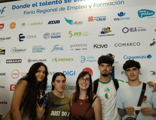 Personas usuarias del servicio Azarbe asisten a la Feria de Empleo y Formación del SEF de Murcia