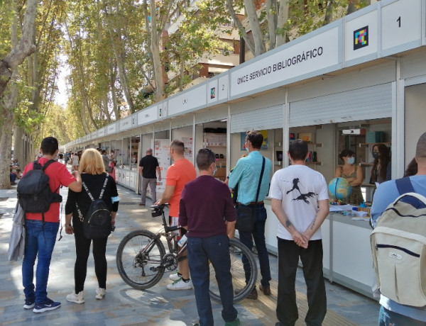 La Feria del Libro de Murcia recibe la visita de las personas atendidas en el centro de día ‘Heliotropos’ de la ciudad