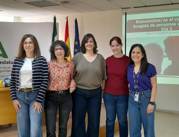 Las orientadoras del Programa Labora, junto a las formadoras de la AAUE