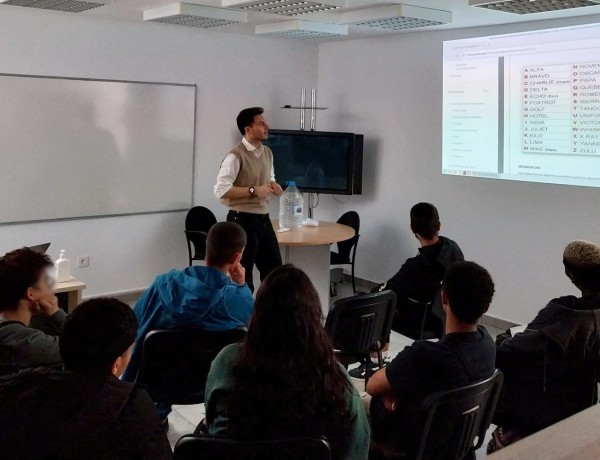 Uno de los formadores da una clase teórica a las personas jóvenes