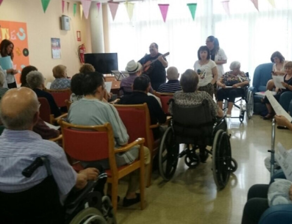 Las personas mayores de las residencias ‘Altavida’ en Abanilla y 'Nuevo Azahar' en Archena participan en un programa de musicoterapia