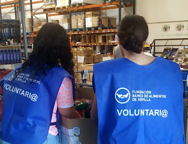Dos jóvenes de Los Alcores ayudan en la campaña del Banco de Alimentos