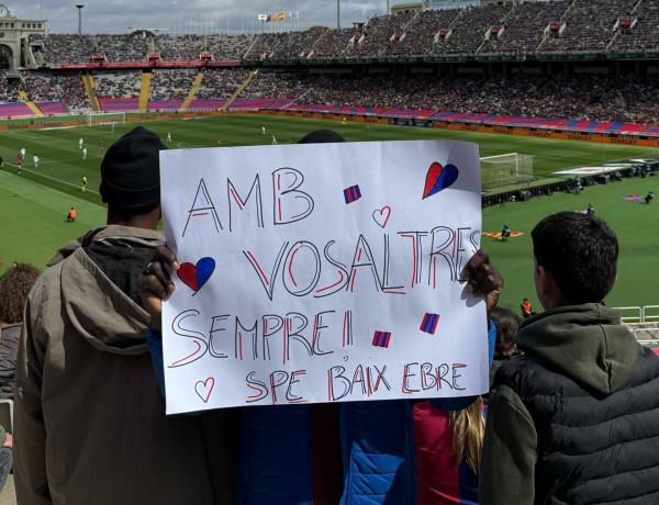 Los jóvenes muestran una pancarta de ánimo a las jugadoras