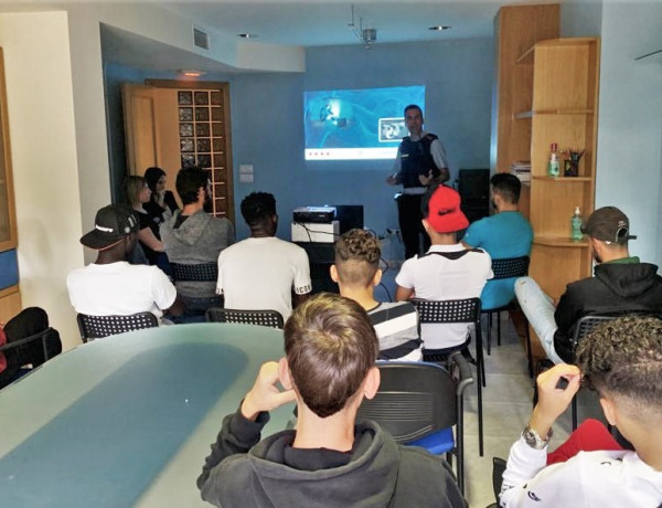 Un mosso d'esquadra realiza la presentación de ciberseguridad ante varios jóvenes