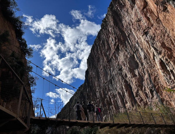 Tres adolescentes del hogar de acogida ‘Massamagrell’ realizan una ruta de senderismo por los puentes colgantes de Chulilla