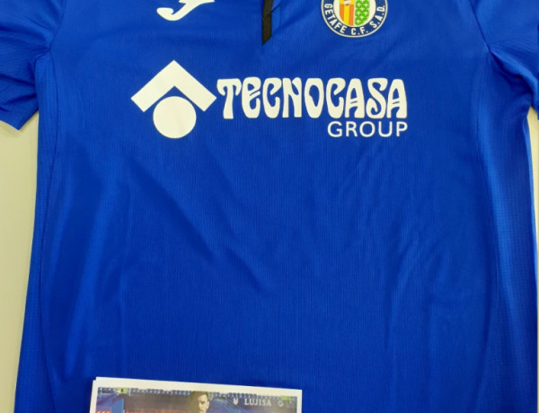Chema Rodríguez, jugador del Getafe Club de Fútbol, regala una camiseta firmada a los menores atendidos en el Hogar Residencial ‘Alácera’ de Caudete
