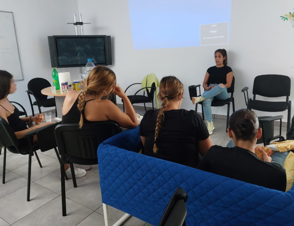 Las jóvenes que participan en el programa, junto a su educadora