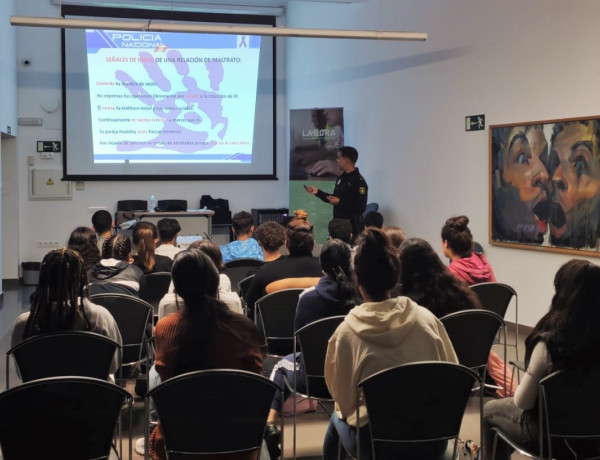 Un agente de la Policía explica los contenidos del taller a las personas asistentes