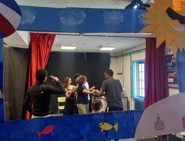 Jóvenes y profesionales bailando en el escenario decorado para la fiesta