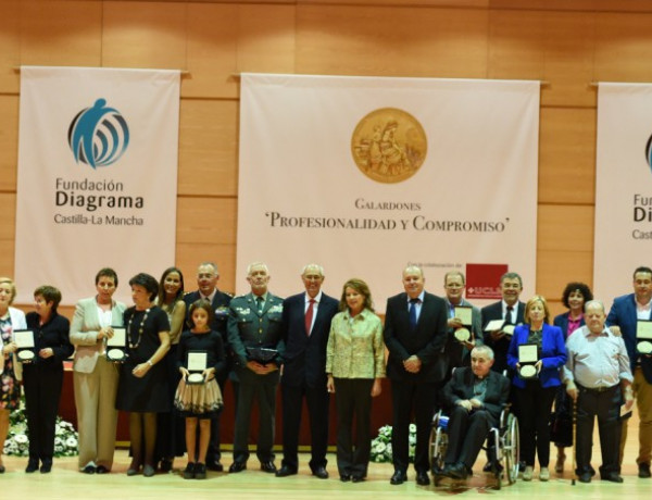 Foto de grupo de galardonados en la IV edición de los Galardones 'Profesionalidad y Compromiso' 2017. Ciudad Real. Fundación Diagrama.