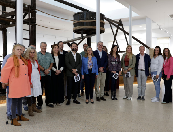 Autoridades y personas usuarias de Cristo de los Mineros, durante la inauguración de la exposición