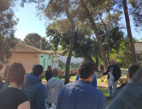 Las personas jóvenes atendidas en la residencia ‘Torrent III’ participan en una actividad de limpieza de residuos en el monte Vedat de Torrent