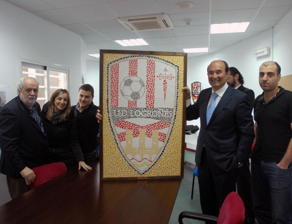 Los menores del Centro Educativo ‘Virgen de Valvanera’ entregan un mosaico con el escudo de la Unión Deportiva Logroñés al presidente del Club