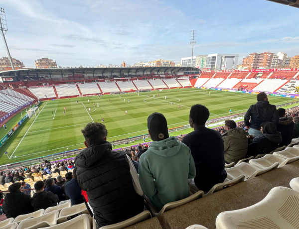 Jóvenes del hogar de acogida "Alácera" asisten a los octavos de final de la Copa de la Reina de fútbol en Albacete