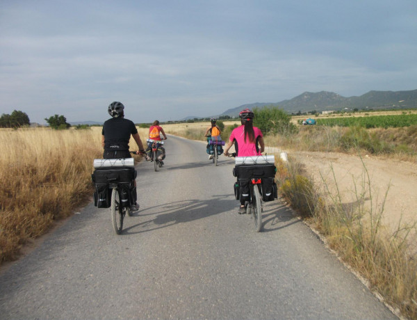 El ‘Aula sobre ruedas’ de Fundación Diagrama lleva a siete jóvenes del Programa de Medio Abierto de Elda y Bañeres de cicloturismo por Vías Verdes de Alicante