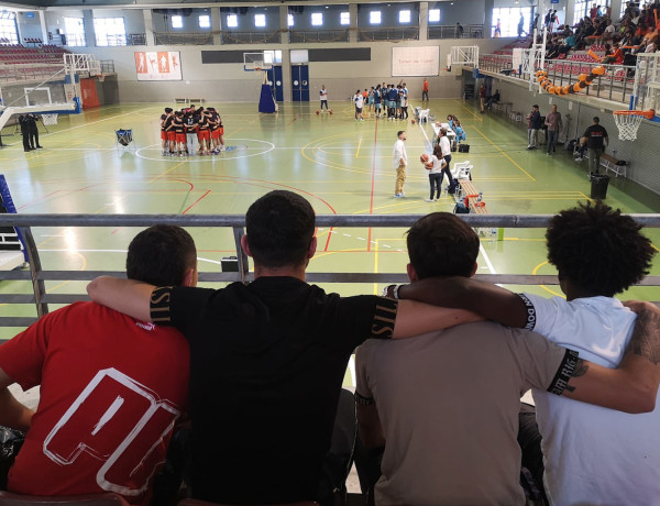 Los cuatro jóvenes, poco antes del comienzo del partido