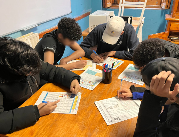 Varios de los jóvenes realizan una de las actividades del programa