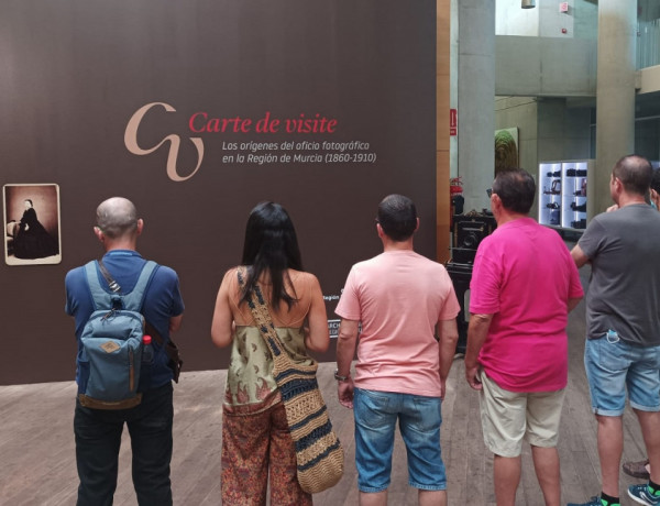 Personas usuarias del Centro de Día Heliotropos en el Archivo Regional de Murcia