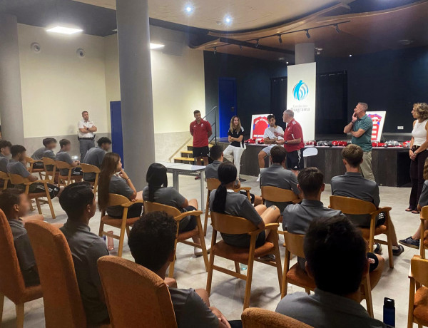 Jóvenes del centro Genil asistena la charla de Manu Trigueros y Lauri Requena