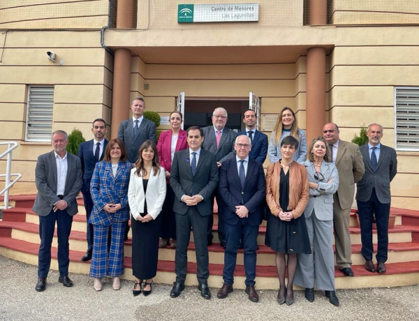 Las autoridades posan ante la puerta del centro