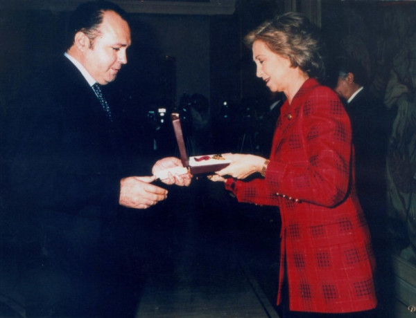 Francisco Legaz recibe la condecoración de manos de S.M. la Reina Doña Sofía