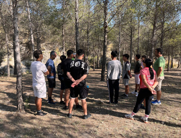 Jóvenes del centro educativo ‘La Zarza’ de Murcia participan en una ruta senderista sobre concienciación ambiental